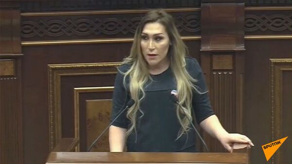 В парламенте Армении воскурили ладан — дабы очистить трибуну от нечисти трансгендера В парламенте Армении воскурили ладан — дабы очистить трибуну от нечисти трансгендера - Sputnik Армения