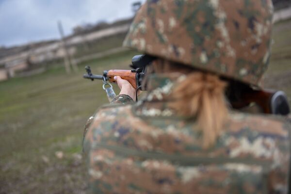 Խնամված եղունգներ, СВД և CHANEL․ հայկական բանակում աղջիկները կարծրատիպեր են կոտրում Խնամված եղունգներ, СВД և CHANEL․ հայկական բանակում աղջիկները կարծրատիպեր են կոտրում - Sputnik Արմենիա