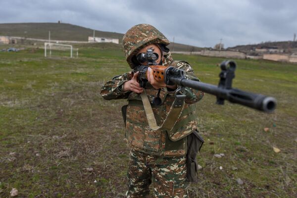 Խնամված եղունգներ, СВД և CHANEL․ հայկական բանակում աղջիկները կարծրատիպեր են կոտրում Խնամված եղունգներ, СВД և CHANEL․ հայկական բանակում աղջիկները կարծրատիպեր են կոտրում - Sputnik Արմենիա