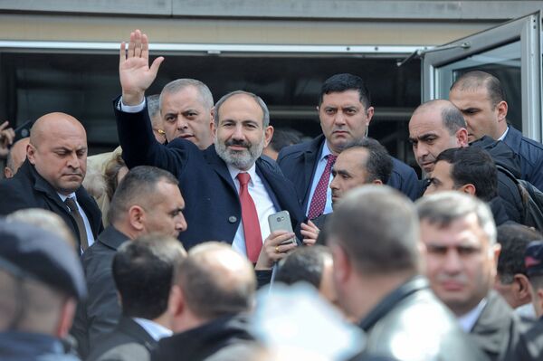 Зачем тебе селфи? Попросил бы дом! Как Пашинян по Гюмри ходил Зачем тебе селфи? Попросил бы дом! Как Пашинян по Гюмри ходил - Sputnik Армения