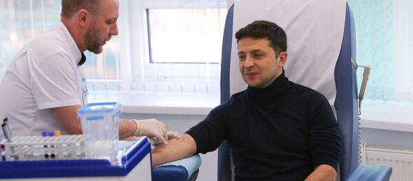 Кандидат в президенты Украины Владимир Зеленский сдает анализ на алкоголь и наркотики (5 апреля 2019). Киев Кандидат в президенты Украины Владимир Зеленский сдает анализ на алкоголь и наркотики (5 апреля 2019). Киев - Sputnik Армения
