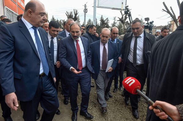 Зачем тебе селфи? Попросил бы дом! Как Пашинян по Гюмри ходил Зачем тебе селфи? Попросил бы дом! Как Пашинян по Гюмри ходил - Sputnik Армения