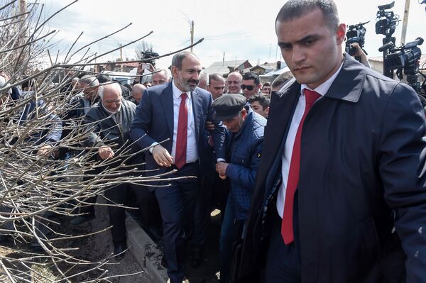 Пусть он будет правой рукой, а мы – левой: как гюмрийцы встречали Пашиняна — фото Пусть он будет правой рукой, а мы – левой: как гюмрийцы встречали Пашиняна — фото - Sputnik Армения