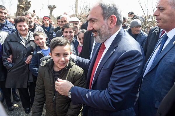 Зачем тебе селфи? Попросил бы дом! Как Пашинян по Гюмри ходил Зачем тебе селфи? Попросил бы дом! Как Пашинян по Гюмри ходил - Sputnik Армения