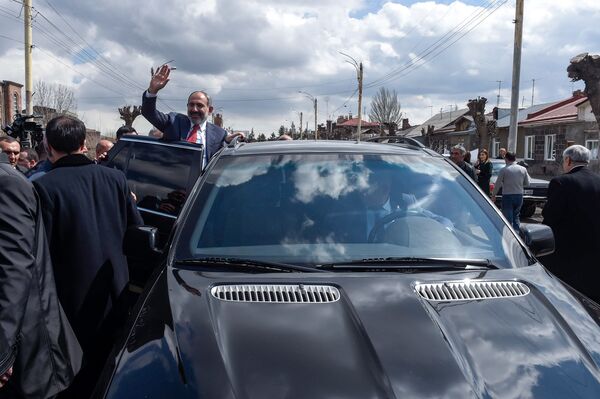 Зачем тебе селфи? Попросил бы дом! Как Пашинян по Гюмри ходил Зачем тебе селфи? Попросил бы дом! Как Пашинян по Гюмри ходил - Sputnik Армения