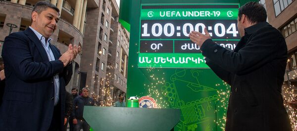 В Ереване запустили часы с обратным отсчетом до начала Чемпионата Европы по футболу (до 19 лет) (5 апреля 2019). Еревaн - Sputnik Армения