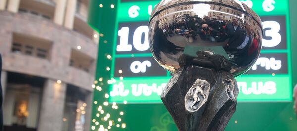 Кубок Чемпионата Европы по футболу (до 19 лет) на церемонии включения часов обратного отсчета (5 апреля 2019). Еревaн Кубок Чемпионата Европы по футболу (до 19 лет) на церемонии включения часов обратного отсчета (5 апреля 2019). Еревaн - Sputnik Արմենիա