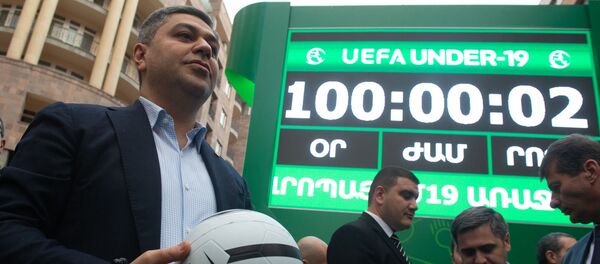 Президент ФФА Артур Ванецян на церемонии включения часов обратного отсчета Чемпионата Европы по футболу (до 19 лет) (5 апреля 2019). Еревaн Президент ФФА Артур Ванецян на церемонии включения часов обратного отсчета Чемпионата Европы по футболу (до 19 лет) (5 апреля 2019). Еревaн - Sputnik Армения