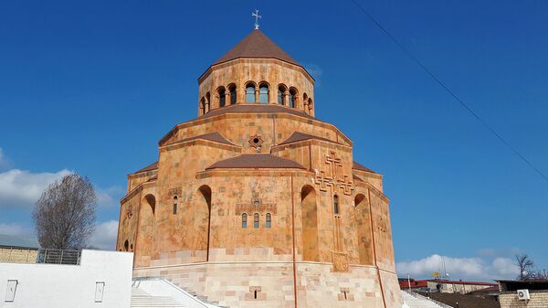Новое сердце: в Степанакерте освятили церковь по образу Звартноца и с символом Арарата - Sputnik Армения
