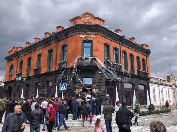 Видали, Гюмри теперь – центр вселенной: лучший подарок горожанам от бывших Видали, Гюмри теперь – центр вселенной: лучший подарок горожанам от бывших - Sputnik Армения