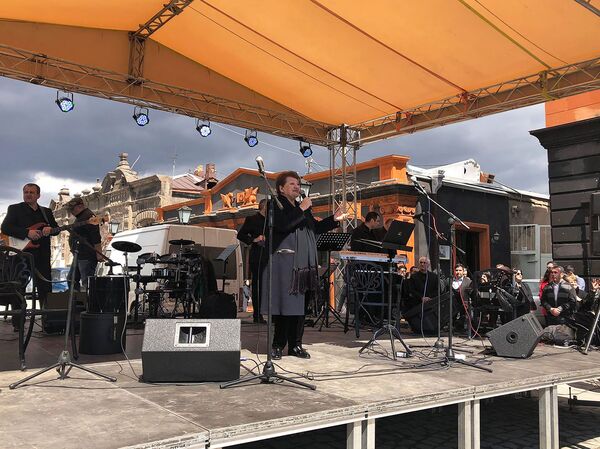 Видали, Гюмри теперь – центр вселенной: лучший подарок горожанам от бывших Видали, Гюмри теперь – центр вселенной: лучший подарок горожанам от бывших - Sputnik Армения