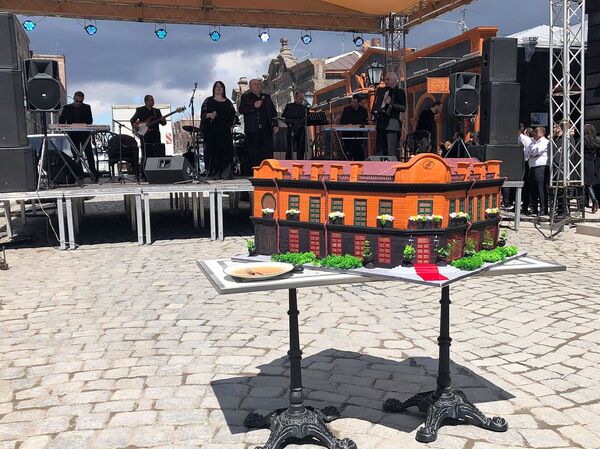 «Օր կըսենք աշխարհի կենտրոնը Գյումրի՜ն է». նախկին իշխանությունների նվերը գյումրեցիներին - Sputnik Արմենիա