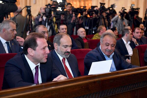 Склоняюсь перед памятью добровольцев, не отступивших в трудный час — Пашинян Склоняюсь перед памятью добровольцев, не отступивших в трудный час — Пашинян - Sputnik Армения