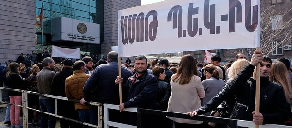 Сотрудники компании Спайка перед зданием суда административных районов Кентрон и Норк-Мараш (8 апреля 2019). Еревaн - Sputnik Армения