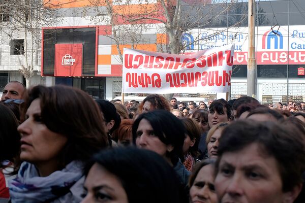 «Սպայկայի» տնօրենը կալանավորվեց. աշխատակիցները բողոքի ակցիա են իրականացնում «Սպայկայի» տնօրենը կալանավորվեց. աշխատակիցները բողոքի ակցիա են իրականացնում - Sputnik Արմենիա