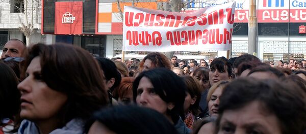 Сотрудники компании Спайка перед зданием суда административных районов Кентрон и Норк-Мараш (8 апреля 2019). Еревaн - Sputnik Արմենիա