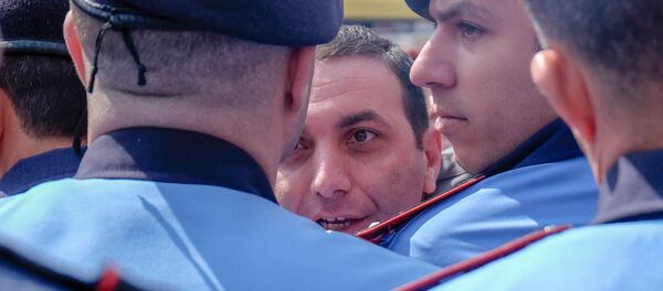 Потасовка между сотрудниками компании Спайка и сотрудниками полиции перед зданием суда административных районов Кентрон и Норк-Мараш (8 апреля 2019). Еревaн - Sputnik Армения