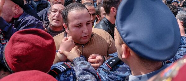 Потасовка между сотрудниками компании Спайка и сотрудниками полиции перед зданием суда административных районов Кентрон и Норк-Мараш (8 апреля 2019). Еревaн - Sputnik Армения