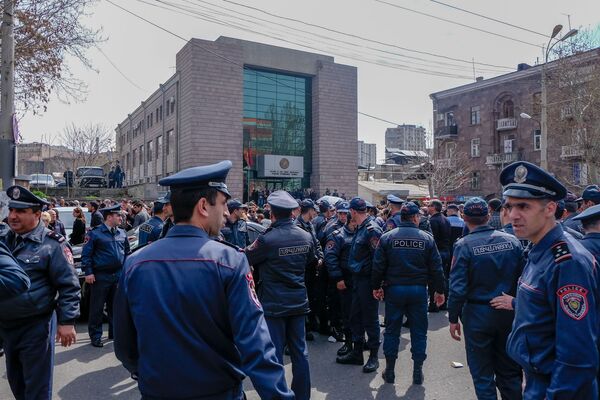 Сотрудники полиции перед зданием суда административных районов Кентрон и Норк-Мараш (8 апреля 2019). Еревaн - Sputnik Армения