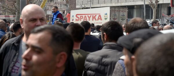 Сотрудники компании Спайка перед зданием суда административных районов Кентрон и Норк-Мараш (8 апреля 2019). Еревaн - Sputnik Армения