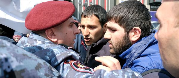 Потасовка между сотрудниками компании Спайка и сотрудниками полиции перед зданием суда административных районов Кентрон и Норк-Мараш (8 апреля 2019). Еревaн - Sputnik Արմենիա