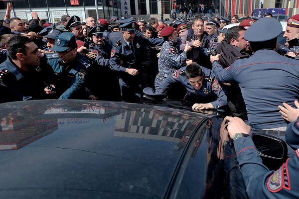 Сотрудники компании Спайка перекрыли одну из главных улиц Еревана - Sputnik Армения