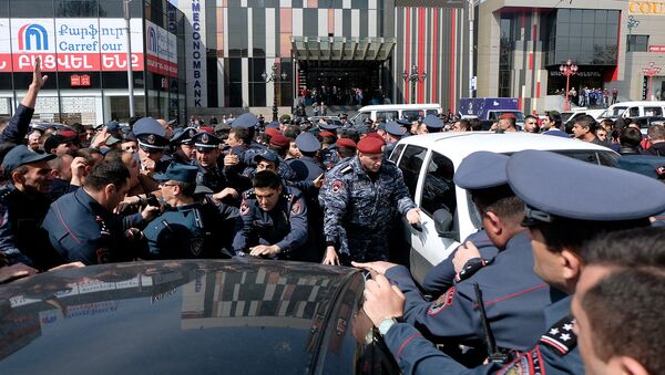 Сотрудники полиции пытаются разблокировать перекрытую улицу Тиграна Меца перед зданием суда административных районов Кентрон и Норк-Мараш (8 апреля 2019). Еревaн - Sputnik Армения