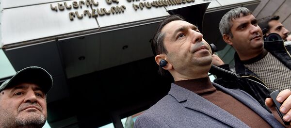 Сотрудники компании Спайка перед зданием суда административных районов Кентрон и Норк-Мараш (8 апреля 2019). Еревaн Сотрудники компании Спайка перед зданием суда административных районов Кентрон и Норк-Мараш (8 апреля 2019). Еревaн - Sputnik Արմենիա