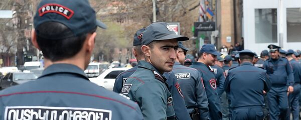 Сопровождающие сотрудников компании Спайка полицейские на перекрестке улиц Тиграна Меца и Ханджяна (8 апреля 2019). Еревaн - Sputnik Армения