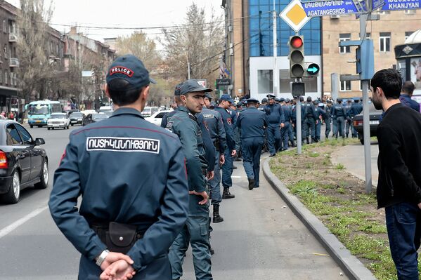 «Սպայկա» ընկերության աշխատակիցներին ուղեկցող ոստիկանները Տիգրան Մեծ և Խանջյան փողոցների խաչմերուկում։ 2019թ–ի ապրիլի 8 - Sputnik Արմենիա