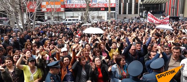 «Սպայկայի» հարյուրավոր աշխատակիցներ բողոքի ակցիա են իրականացրել տնօրենի ձերբակալման դեմ «Սպայկայի» հարյուրավոր աշխատակիցներ բողոքի ակցիա են իրականացրել տնօրենի ձերբակալման դեմ - Sputnik Արմենիա