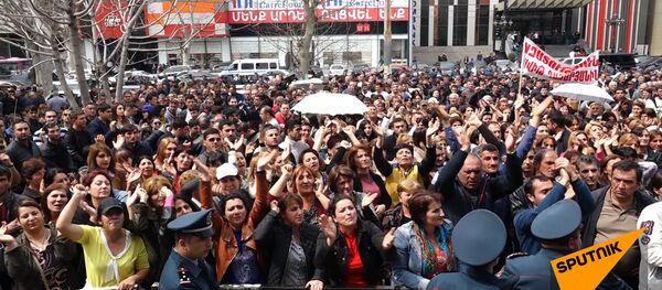 Сотрудники Спайки устроили митинг против ареста директора компании Давида Казаряна Сотрудники Спайки устроили митинг против ареста директора компании Давида Казаряна - Sputnik Армения