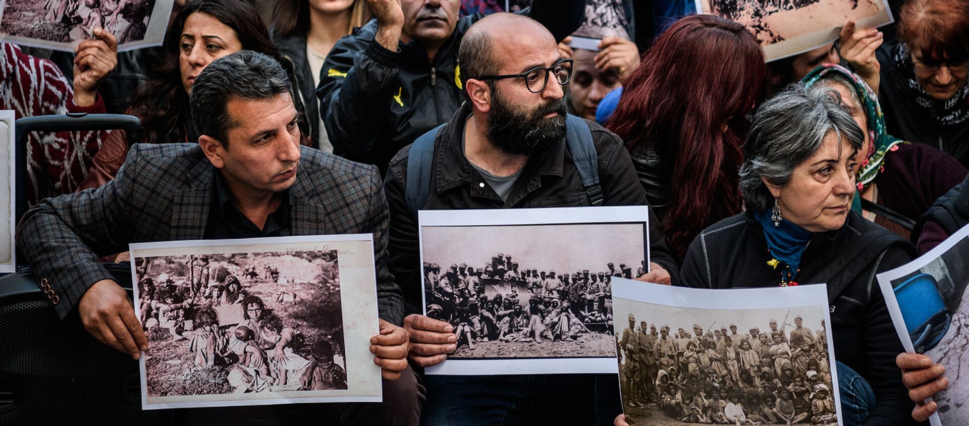 Протестующие вспоминают о Дерсимской резне, происходяшее в период 1936 - 1939гг (5 апреля 2016). Стамбул - Sputnik Армения, 1920, 29.04.2019