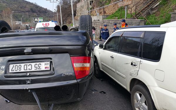 Дорожно-транспортное происшествие на проспекте Мясникяна (9 апреля 2019). Еревaн - Sputnik Армения
