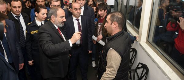 Премьер-министр Армении Никол Пашинян на Араратском таможенном терминале (9 апреля 2019). Еревaн Премьер-министр Армении Никол Пашинян на Араратском таможенном терминале (9 апреля 2019). Еревaн - Sputnik Արմենիա