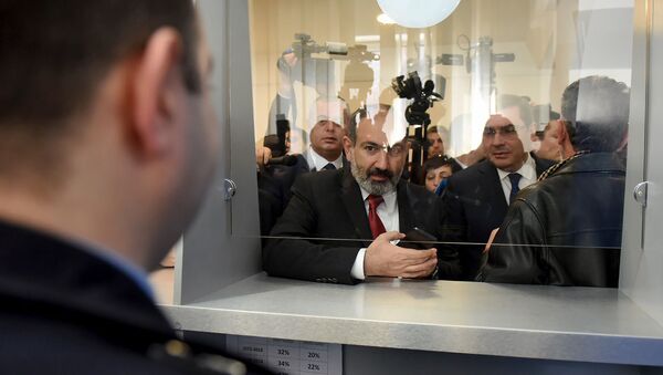 Премьер-министр Армении Никол Пашинян на Араратском таможенном терминале (9 апреля 2019). Еревaн - Sputnik Արմենիա