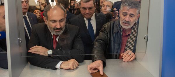 Премьер-министр Армении Никол Пашинян на Араратском таможенном терминале (9 апреля 2019). Еревaн Премьер-министр Армении Никол Пашинян на Араратском таможенном терминале (9 апреля 2019). Еревaн - Sputnik Армения