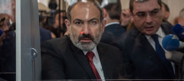 Премьер-министр Армении Никол Пашинян на Араратском таможенном терминале (9 апреля 2019). Еревaн Премьер-министр Армении Никол Пашинян на Араратском таможенном терминале (9 апреля 2019). Еревaн - Sputnik Արմենիա