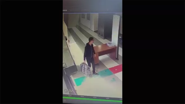 Сотрудник таможни поплатился за нашумевшее видео о проходящем через рентген мужчине Сотрудник таможни поплатился за нашумевшее видео о проходящем через рентген мужчине - Sputnik Армения