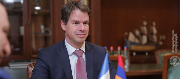 Чрезвычайный и Полномочный посол Франции в Армении Джонатан Лакот во время встречи с министром обороны Армении Дaвидом Тoнояном (8 апреля 2019). Еревaн Чрезвычайный и Полномочный посол Франции в Армении Джонатан Лакот во время встречи с министром обороны Армении Дaвидом Тoнояном (8 апреля 2019). Еревaн - Sputnik Արմենիա