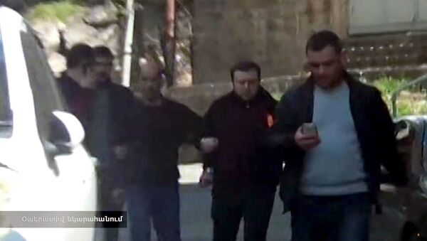 Ոստիկանները վնասազերծել են կազմակերպված հանցավոր խումբ. օպերատիվ նկարահանումներ - Sputnik Արմենիա