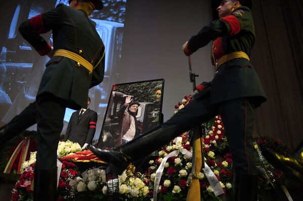 Режиссера похоронили на Новодевичьем кладбище в Москве - Sputnik Армения