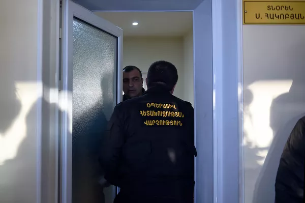 Налоговая и полицейские проверяют торговый центр Царукяна Налоговая и полицейские проверяют торговый центр Царукяна - Sputnik Армения