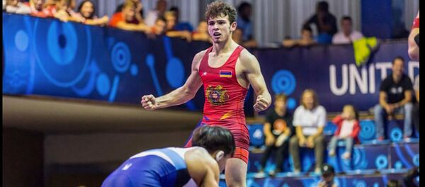 Борцы Арсен Арутюнян (Армения) и Реджеп Топал (Турция) в четвертьфинале ЧЕ по борьбе (9 апреля 2019). Бухарест - Sputnik Արմենիա