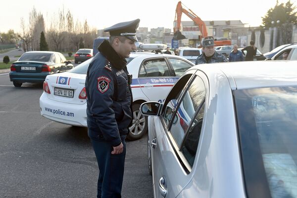 Лихач устроил догонялки с полицией на въезде в Ереван — фото Лихач устроил догонялки с полицией на въезде в Ереван — фото - Sputnik Армения