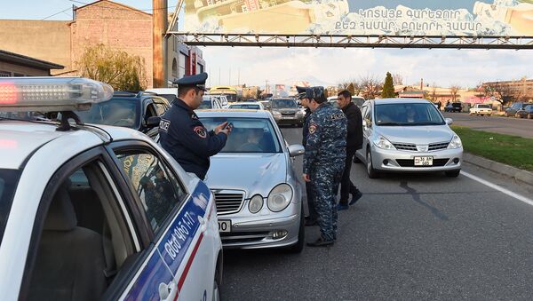 Полиция остановила лихача, нарушившего правила дорожного движения на автотрассе М4 (9 апреля 2019). Котайк - Sputnik Армения