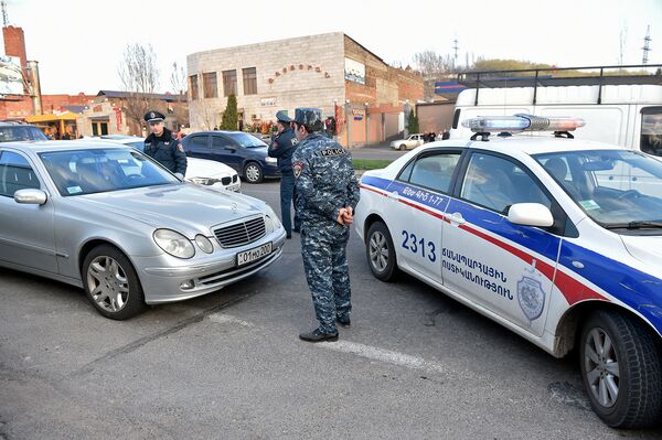Лихач устроил догонялки с полицией на въезде в Ереван — фото Лихач устроил догонялки с полицией на въезде в Ереван — фото - Sputnik Армения