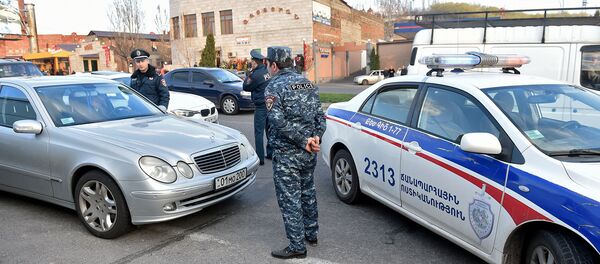 Полиция остановила лихача, нарушившего правила дорожного движения на автотрассе М4 (9 апреля 2019). Котайк Полиция остановила лихача, нарушившего правила дорожного движения на автотрассе М4 (9 апреля 2019). Котайк - Sputnik Армения