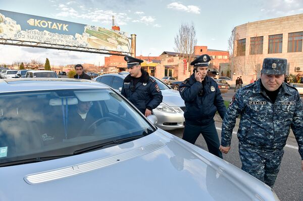 Лихач устроил догонялки с полицией на въезде в Ереван — фото Лихач устроил догонялки с полицией на въезде в Ереван — фото - Sputnik Армения