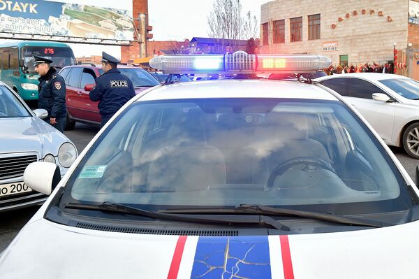 Лихач устроил догонялки с полицией на въезде в Ереван — фото Лихач устроил догонялки с полицией на въезде в Ереван — фото - Sputnik Армения